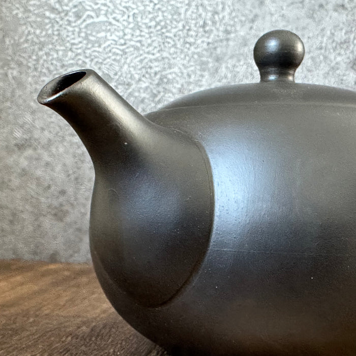 Takasuke Kiln 高資陶苑 ru46: Tokoname Kyusu Tea Pot, Black, Ceramic Mesh Strainer 210 ml