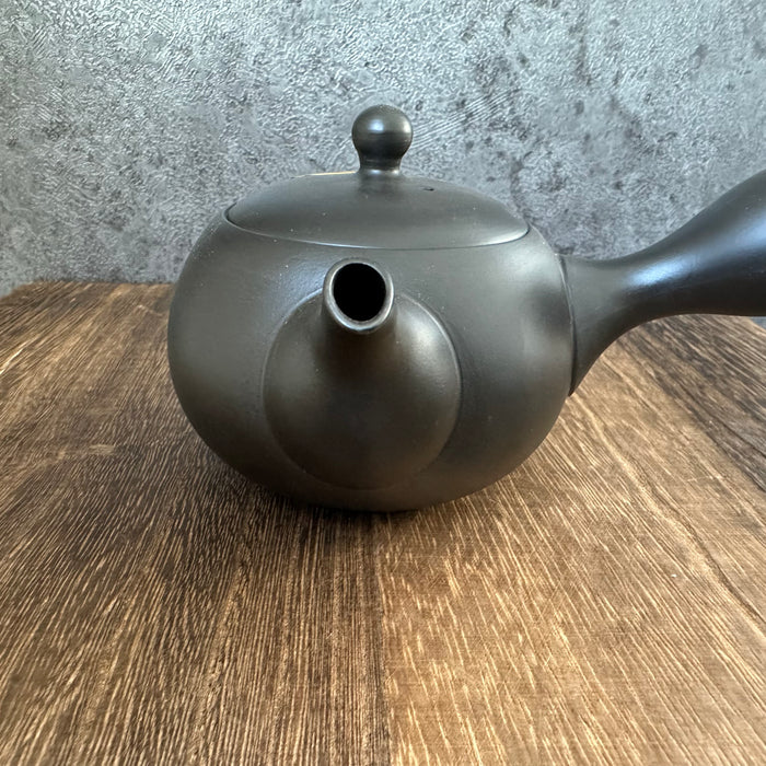 Takasuke Kiln 高資陶苑 ru46: Tokoname Kyusu Tea Pot, Black, Ceramic Mesh Strainer 210 ml